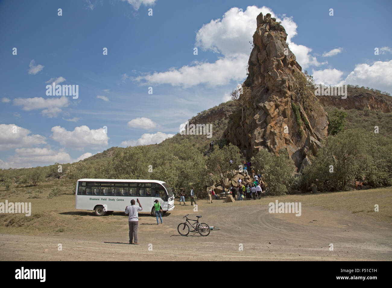 Elsamere Bus mit Schülern an Kletterer Basis am Fischers Rock Hells Gate Rift Valley in Kenia Stockfoto