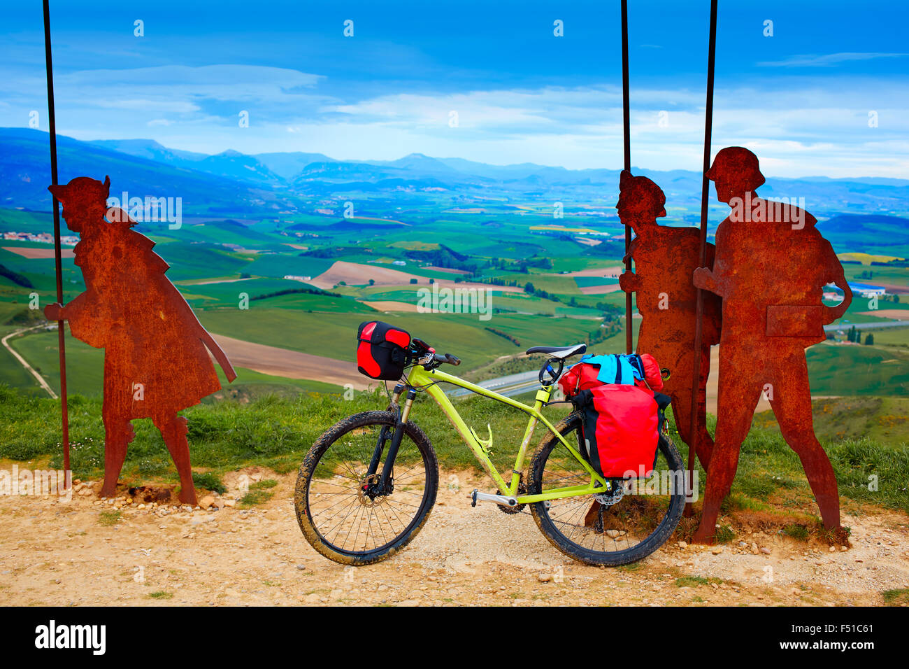 Der Weg von Saint James Alto del Perdon Top mit Stahlskulptur von Pilgern in Navarra und Fahrrad Stockfoto