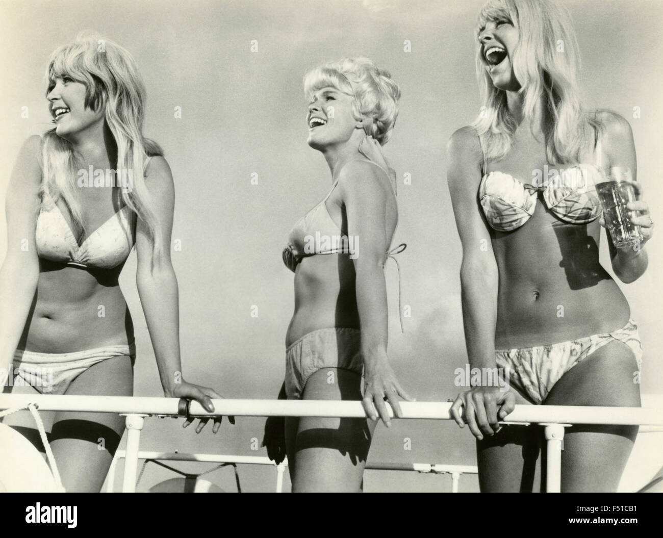 Drei Mädchen im Bikini in einer Szene aus dem Film "Easy Come, easy Go", USA Stockfoto