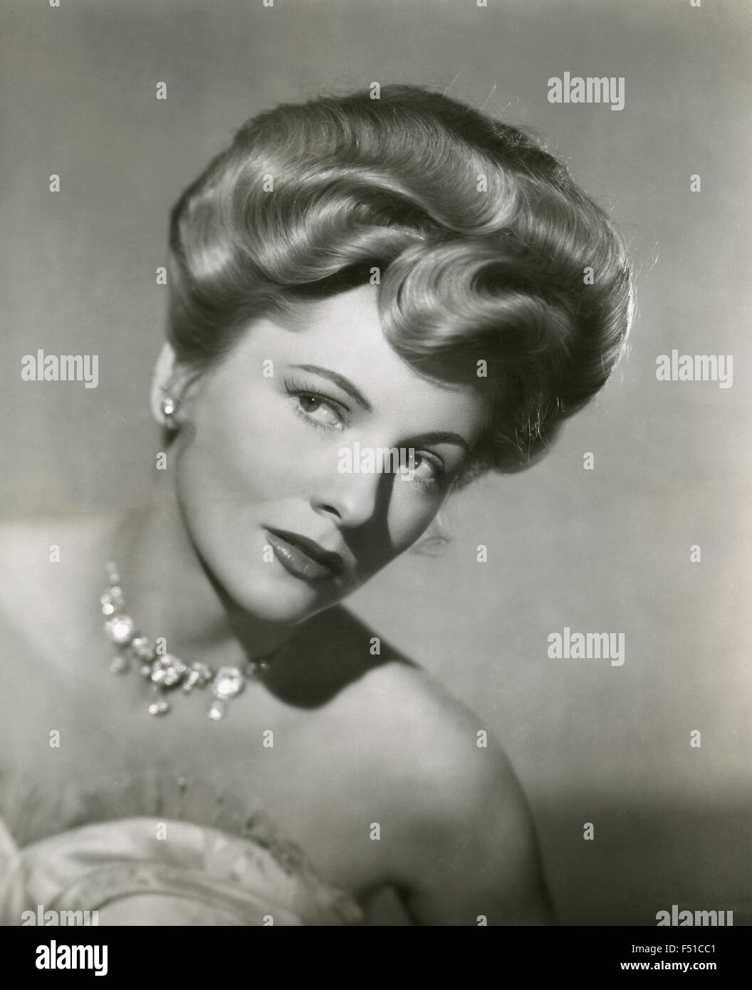 Die US-amerikanische Schauspielerin Joan Fontaine in einer Szene aus dem Film "Ivy", USA Stockfoto