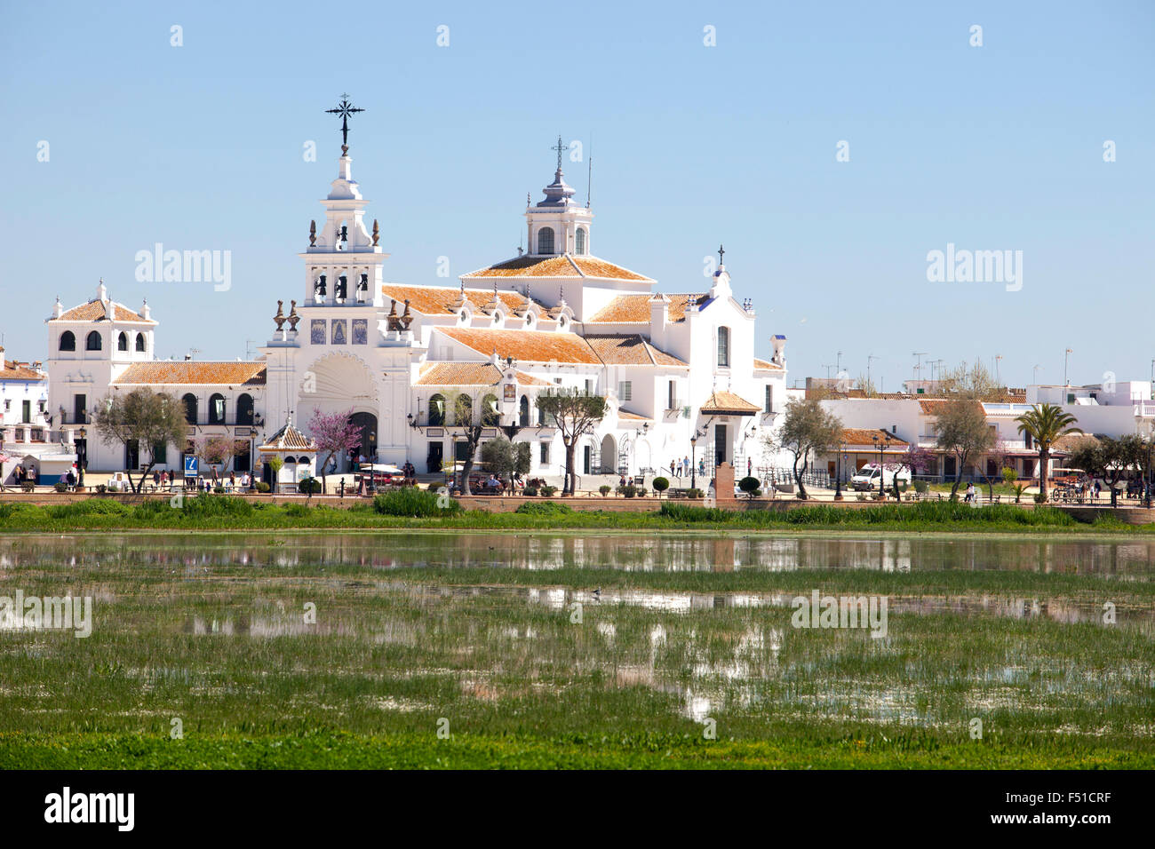 El Rocio-Dorf. Ein Blick von der gegenüberliegenden Seite des Sees Stockfoto