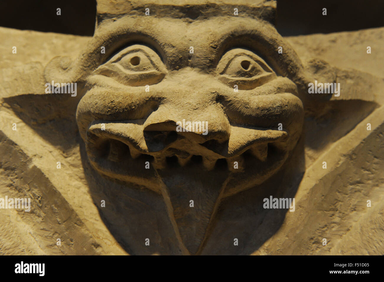 Romanische Kunst. Akanthus Hauptstadt dekoriert mit dem Kopf eines Monsters. Die Kirche der Verkündigung, Nazareth, Kalkstein. Rockefeller archäologische Museum. Jerusalem. Israel. Stockfoto