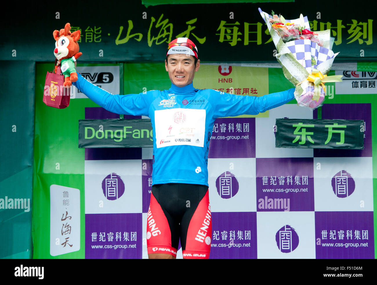 Dongfang, Chinas Provinz Hainan. 26. Oktober 2015. MA-Guangtong, das blaue Trikot hält, reagiert während der Verleihung der 7. Etappe von 2015 Tour von Hainan internationalen Radsport Straßenrennen in Dongfang, Süd-China Provinz Hainan, am 26. Oktober 2015. Tino Thomel aus Rts-Santic Racing Team gewann die 7. Etappe. Sacha Modolo aus Lmapre-Merida noch immer die grüne und gelbe Trikots, Julien El Fares von Team Marseille-13-Ktm hielt das Bergtrikot, Ma Guangtong aus Hengxiang Cycling Team hielt das blaue Trikot. Bildnachweis: Yang Guanyu/Xinhua/Alamy Live-Nachrichten Stockfoto