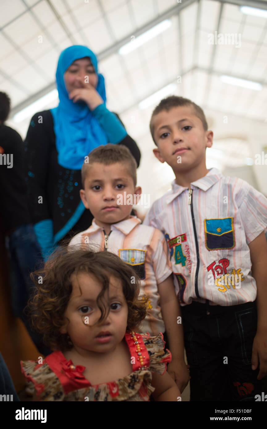 Syrischer Flüchtling im Zentrum UNCHR in Tripolis warten auf Registrierung und kümmert sich. Tripoli, Libanon 2015 Stockfoto