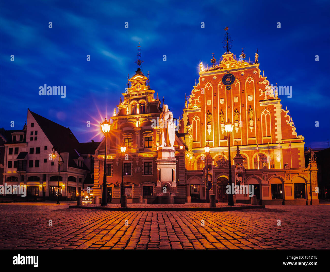 Rathausplatz in der Nacht, Lettland Riga Stockfoto