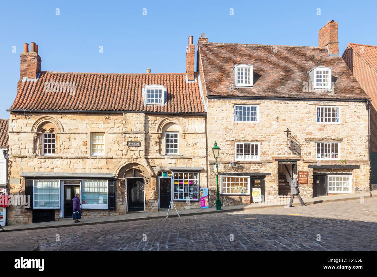 Die Juden Haus (links) und Juden (rechts), Hof mittelalterlichen 12. Jahrhundert Gebäude auf steilen Hügel, Lincoln, Lincolnshire, England, UK Stockfoto