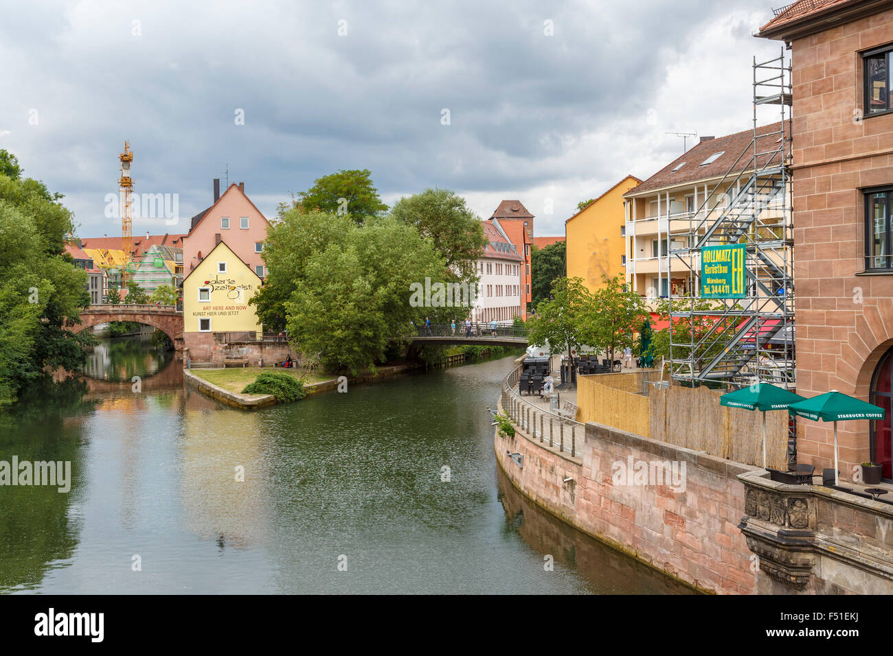 Die Galerie Zeitgeist liegt auf einer kleinen Insel am Fluss Pegnitz, Nürnberg, Deutschland. Stockfoto