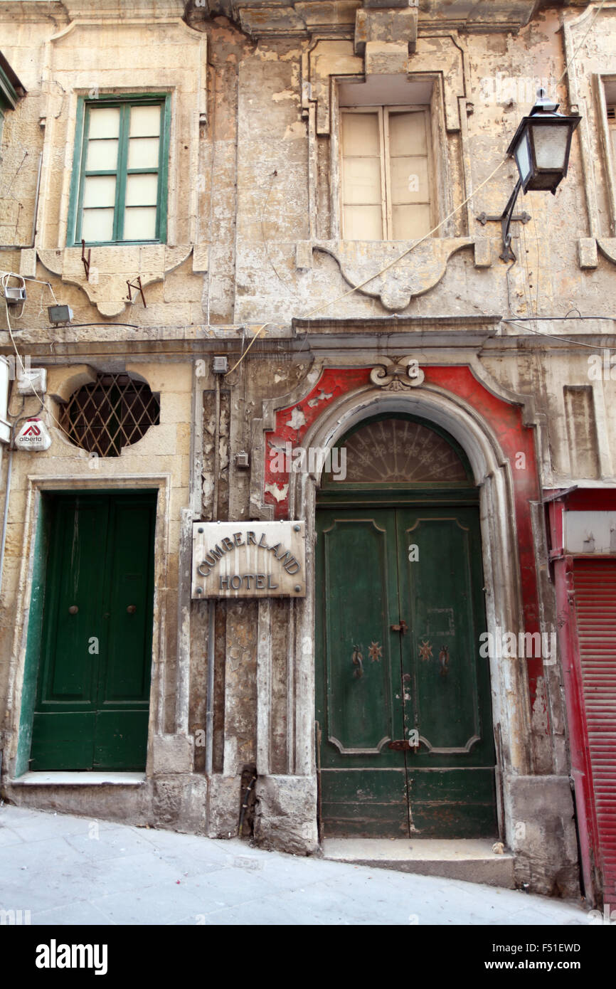 Eines der vielen verlassenen Gebäude in Anlehnung an die Tagen des britischen Empire, in Valletta, der Hauptstadt der maltesischen Inseln Stockfoto