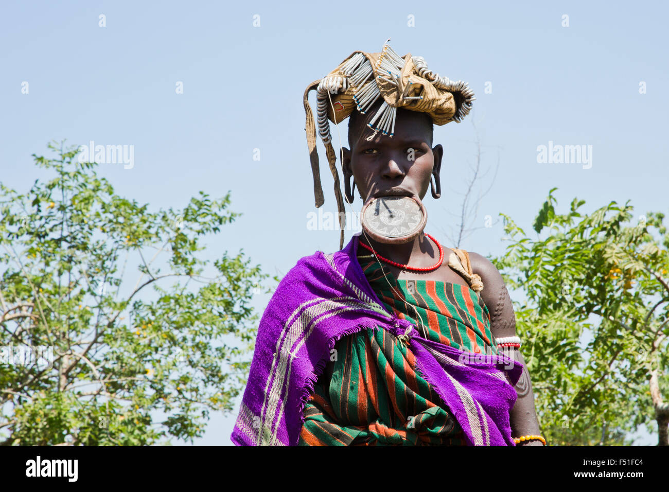 Frau des Stammes Mursi mit Lehm Lippe Scheibe als Körper Ornamentstribe Debub Omo Zone, Äthiopien. Nah an der sudanesischen Grenze. Stockfoto