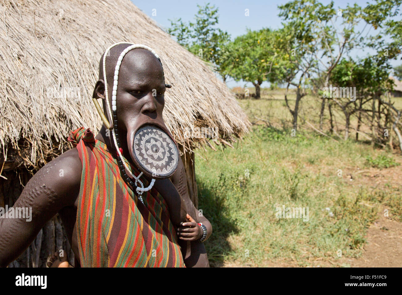 Frau des Stammes Mursi mit Lehm Lippe Scheibe als Körper Ornamentstribe Debub Omo Zone, Äthiopien. Nah an der sudanesischen Grenze. Stockfoto