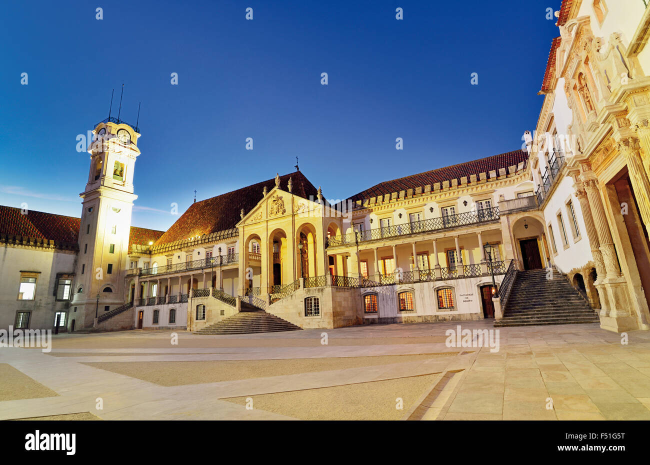 Portugal: Nächtlich beleuchteten Gebäuden der historischen Universität in Coimbra Stockfoto
