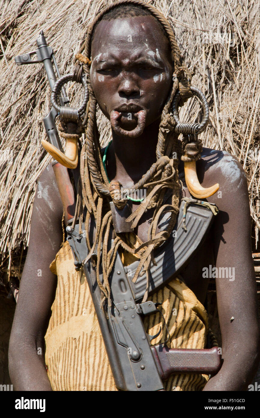 Frau von der Mursi mit länglichen Unterlippe einen Ton Datenträger als Körper Ornamentstribe Debub Omo Zone, Äthiopien zu halten. In der Nähe der Su Stockfoto