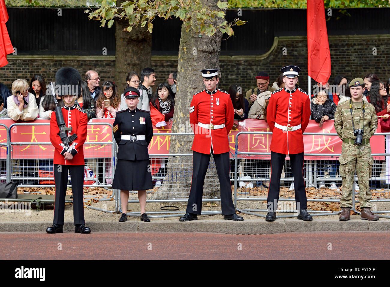 London. Mitglieder der Streitkräfte in die Mall als chinesischen Staatspräsidenten Xi Jinping beginnt seines London-Besuchs 20. Oktober 2015. Stockfoto