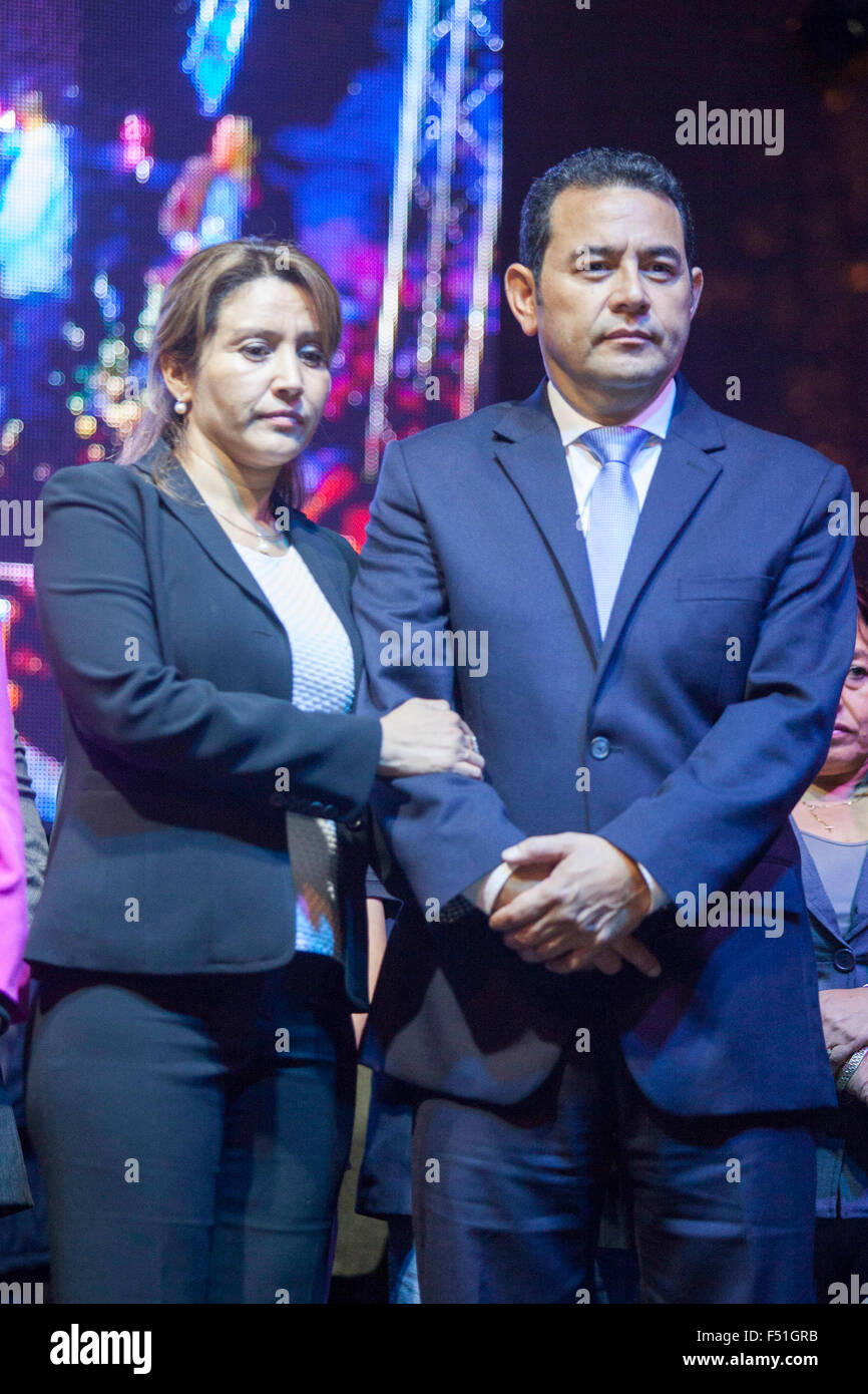 Guatemala-Stadt, Guatemala. 25. Oktober 2015. President-elect Jimmy Morales (R) von der nationalen Front Konvergenz (FCN) und seiner Frau Paticia Marroquin besuchen die Feier nach dem Gewinn der Wahlen in Guatemala-Stadt, Hauptstadt von Guatemala, am 25. Oktober 2015. Jimmy Morales besiegt Sandra Torres, die Ex-Frau des ehemaligen Präsidenten Alvaro Colom und Kandidat für die nationale Einheit der Hoffnung, mit 67.43 Prozent der Stimmen. Bildnachweis: Luis Echeverria/Xinhua/Alamy Live-Nachrichten Stockfoto