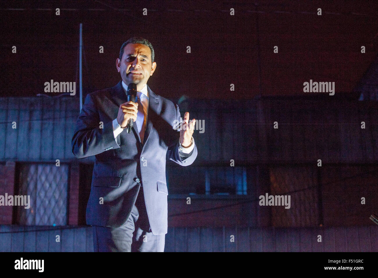 Guatemala-Stadt, Guatemala. 25. Oktober 2015. Gewählter Präsident Jimmy Morales von der nationalen Front Konvergenz (FCN) hält eine Rede an die Fans anlässlich der Wahlen in Guatemala-Stadt, Hauptstadt von Guatemala, am 25. Oktober 2015 zu gewinnen. Jimmy Morales besiegt Sandra Torres, die Ex-Frau des ehemaligen Präsidenten Alvaro Colom und Kandidat für die nationale Einheit der Hoffnung, mit 67.43 Prozent der Stimmen. Bildnachweis: Luis Echeverria/Xinhua/Alamy Live-Nachrichten Stockfoto