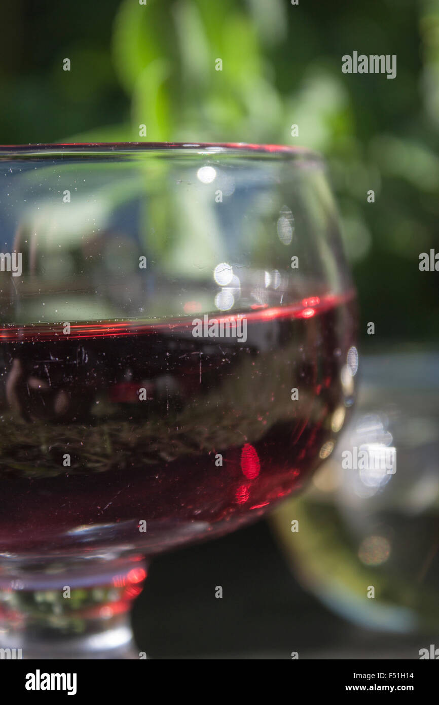 Ein Glas voll mit leckeren Rotwein-Essig Stockfoto