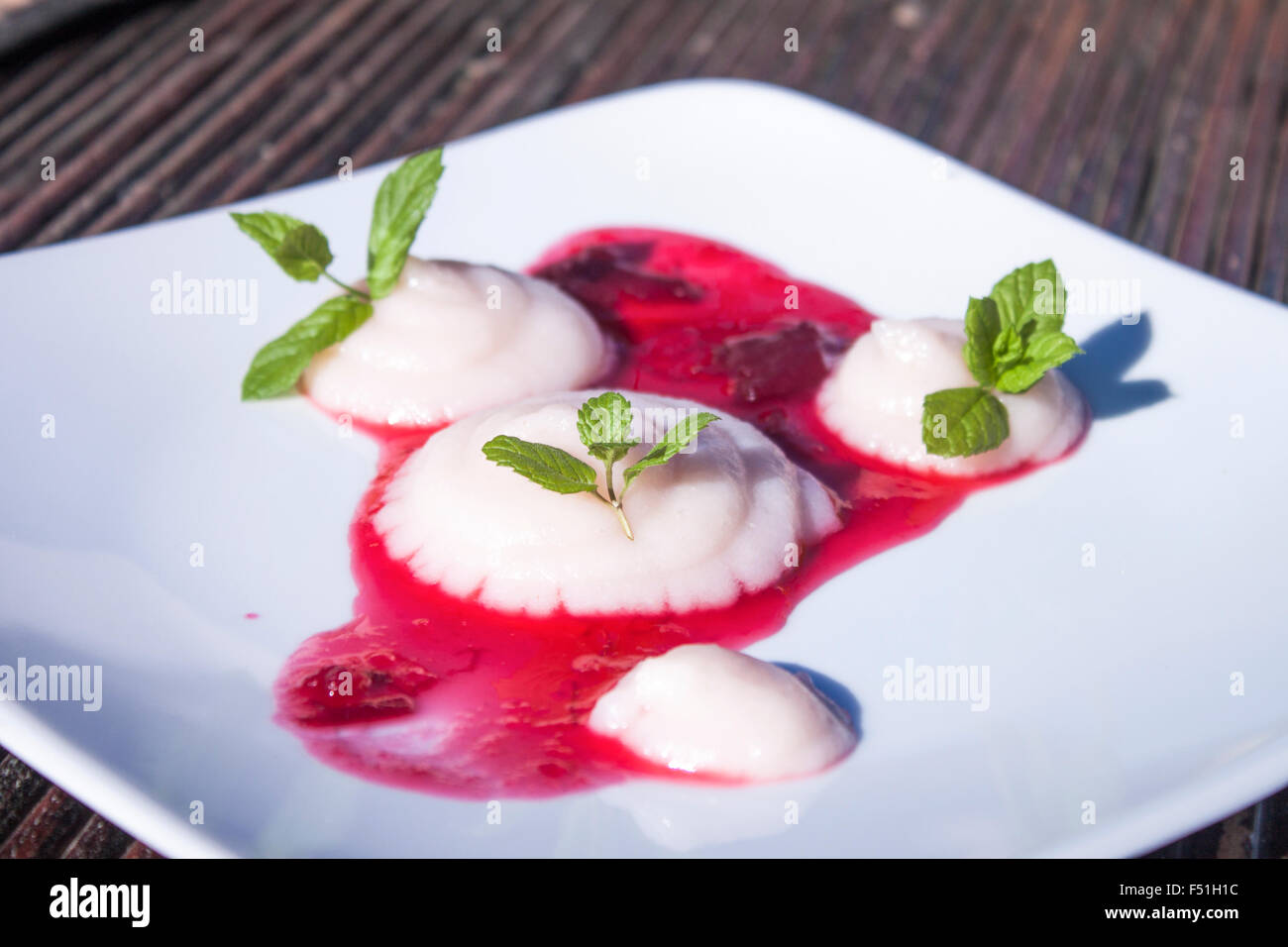 Geschlagene Rhabarber-Grieß-Pudding, auf einem weißen Teller Stockfoto