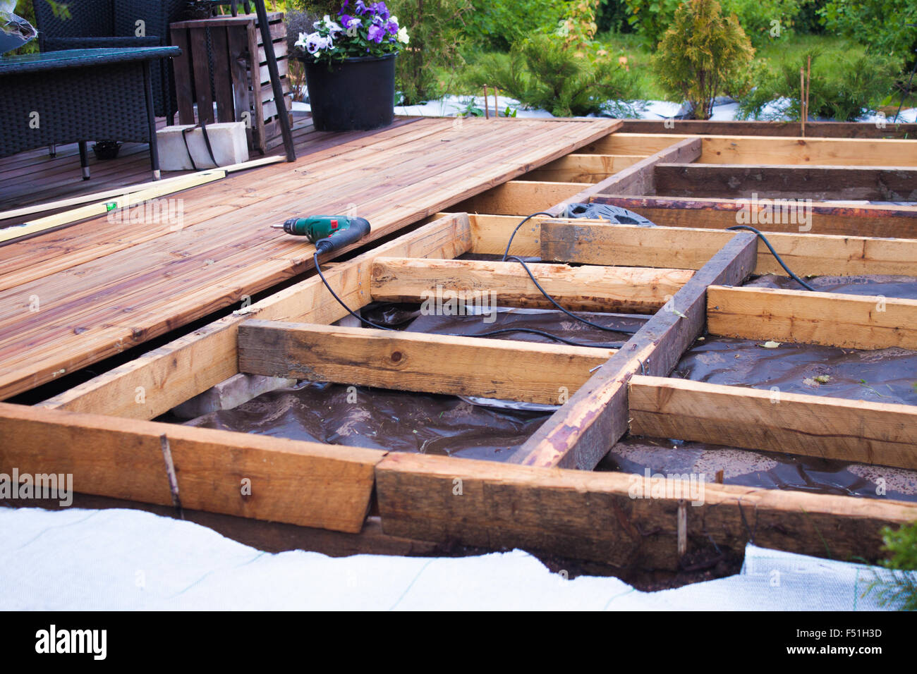 Bau einer Holzterrasse in einem Garten Stockfoto