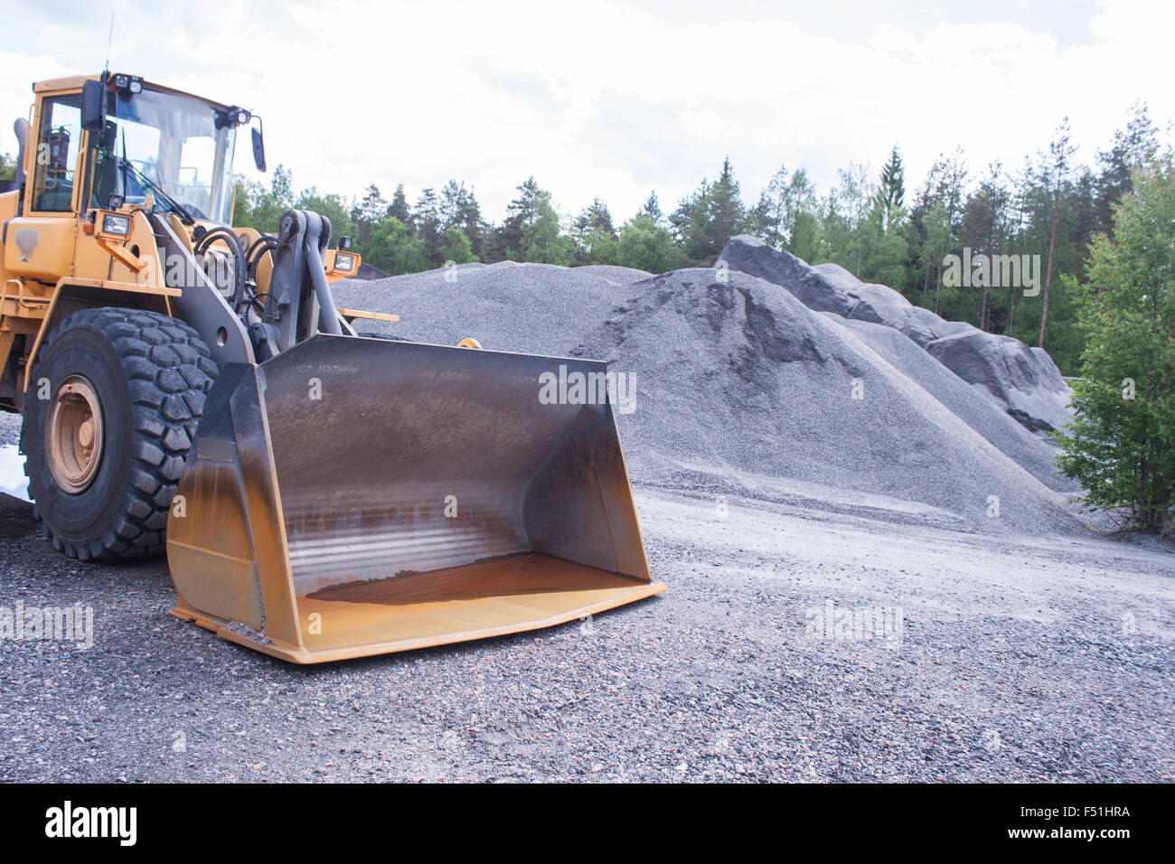 Eine große Planierraupe bei einem großen Sandbergwerk Stockfoto