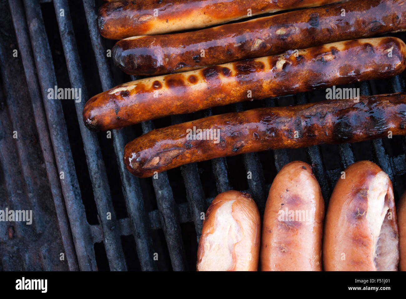 Grillen, Bratwürste und Wurst auf ein Gas-Grill Stockfotografie - Alamy
