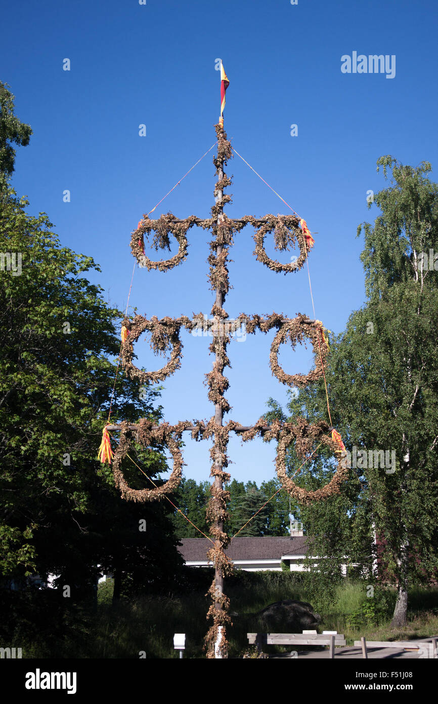 Ein Alter Sommersonnenwende Pole in Tenhola, Raseborg, Finnland Stockfoto