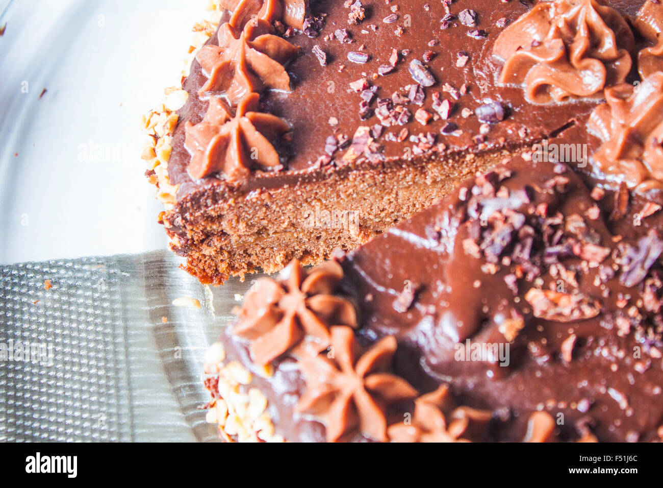 Ganz braune Schokolade Kuchen mit Buttercreme und Schokolade verziert Stockfoto