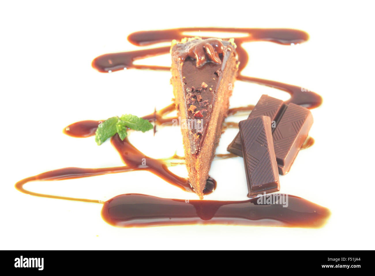 Ganz braune Schokolade Sacher-Torte, dekoriert mit Buttercreme und Schokolade Stockfoto