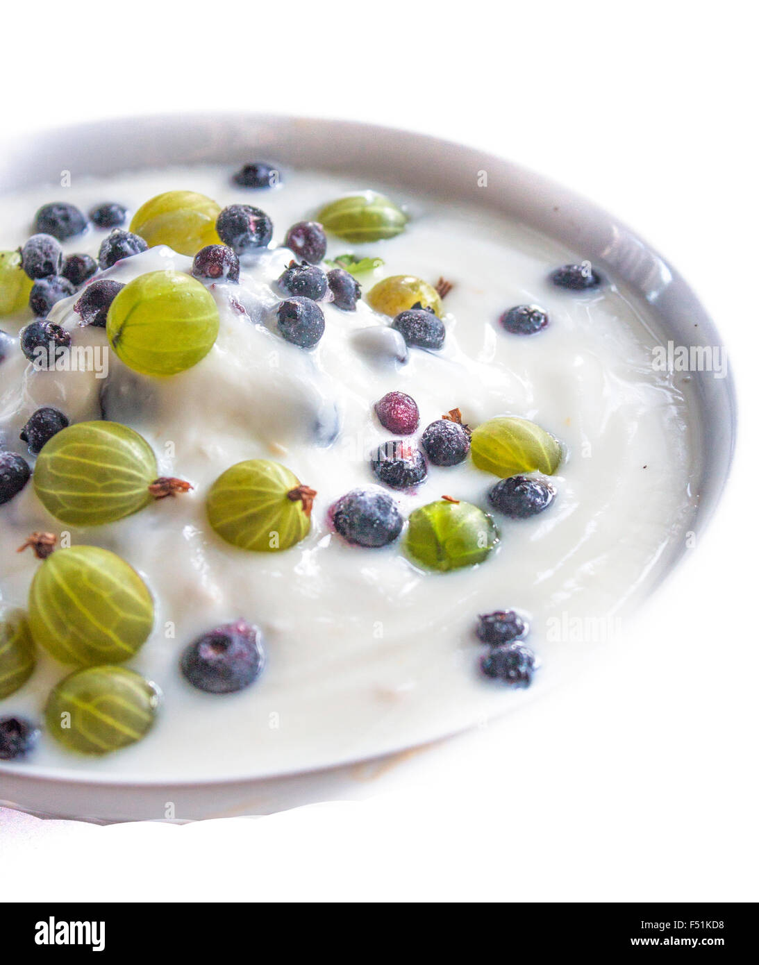 Stachelbeeren, Heidelbeeren und Joghurt, isoliert auf weißem Hintergrund Stockfoto