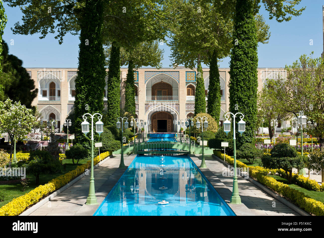 Alten Karawanserei mit Garten und Teich im Innenhof, Abbasi Hotel, Isfahan, Iran Stockfoto