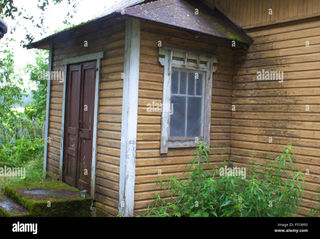 Alte, gelbe baufälligen Haus, in der finnischen Landschaft Stockfoto