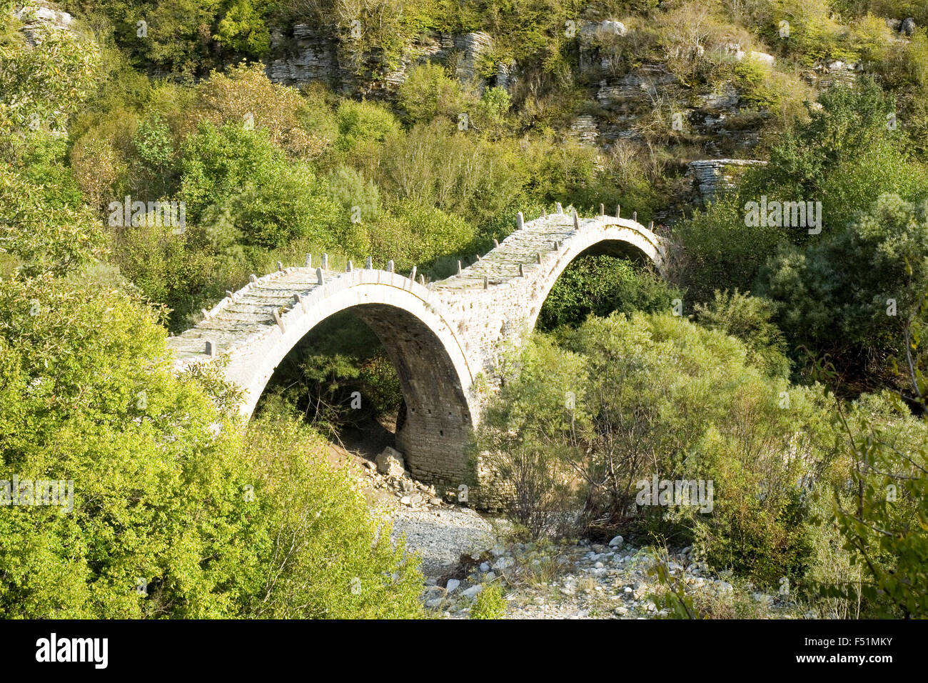 Alte Steinbrücke Zagori, Pindos-Gebirge, Epirus, Griechenland. Stockfoto