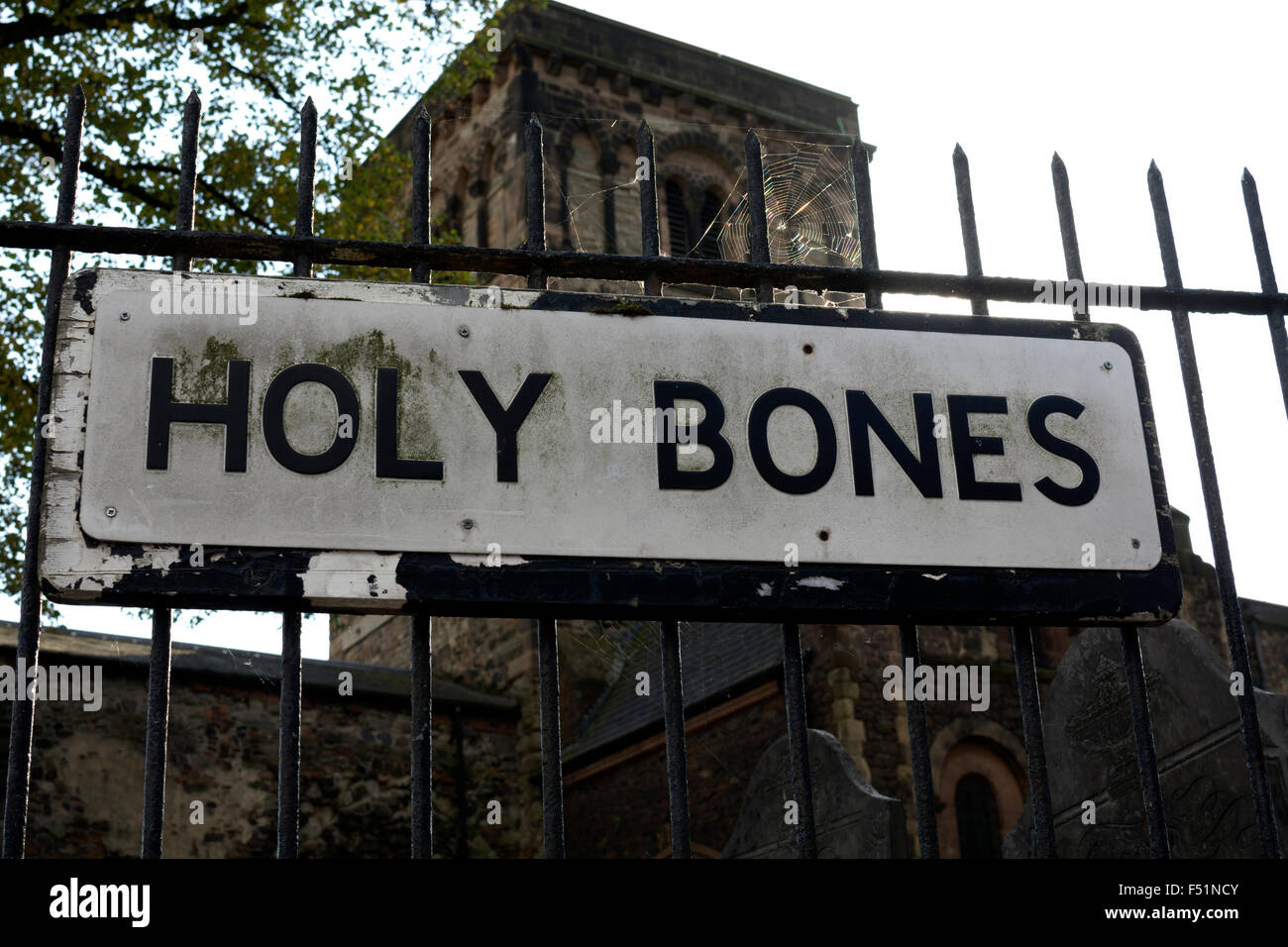 Heilige Knochen Straßenschild und St. Nicholas Church, Leicester, UK Stockfoto