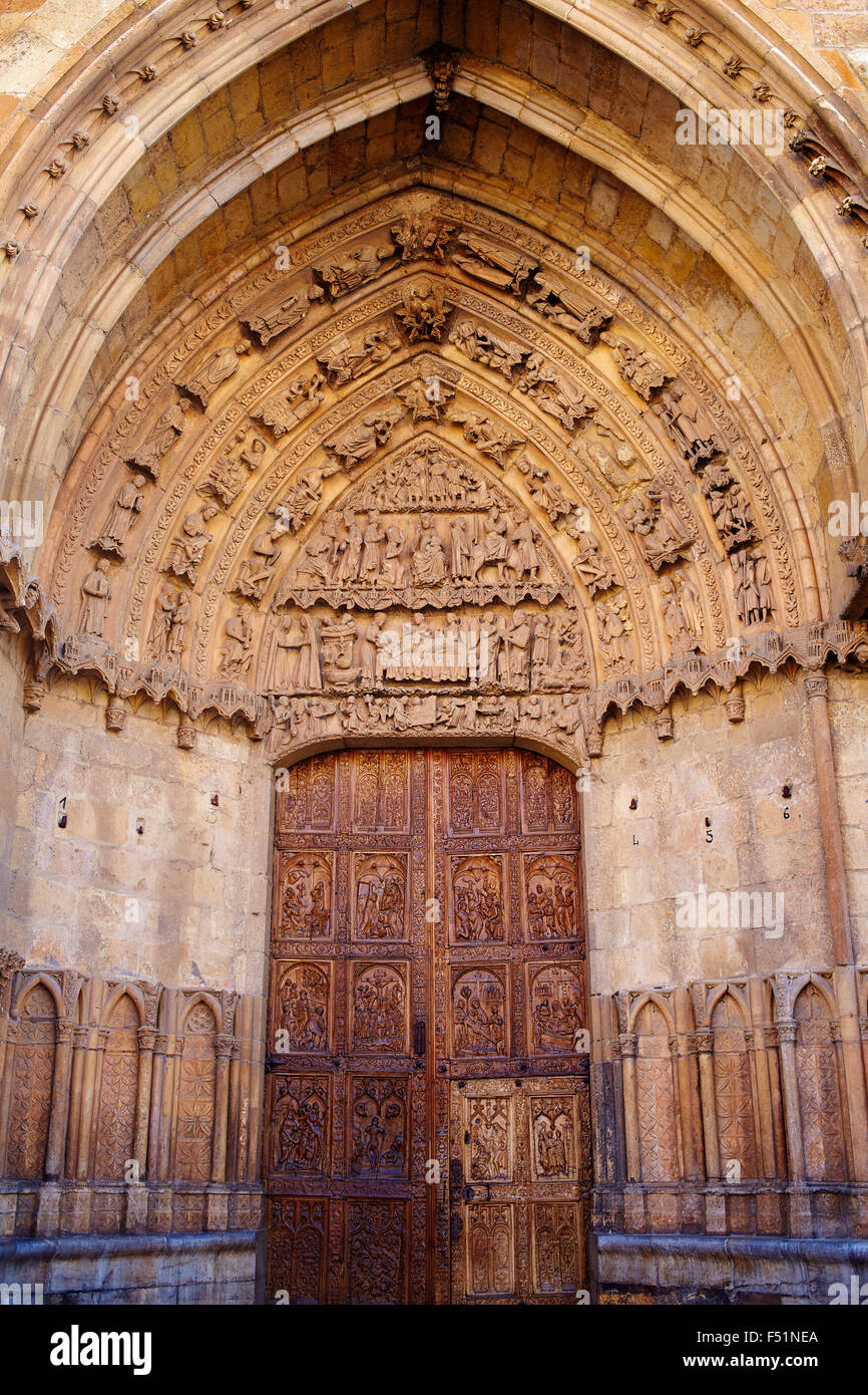 Kathedrale von Leon geschnitzte Tür in Kastilien in Spanien Stockfoto