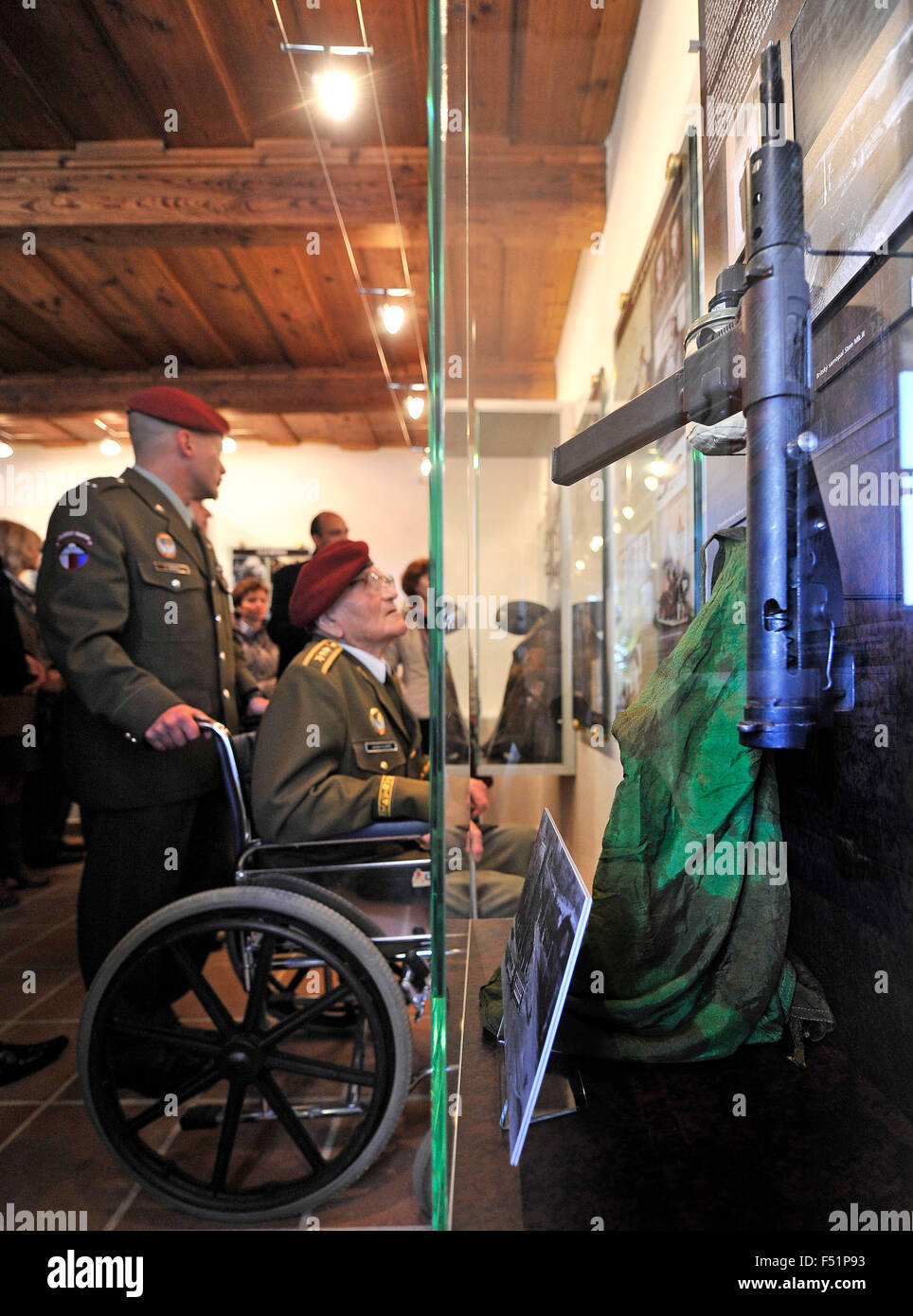 Eine ständige Ausstellung über Jan Kubis (1913-1942), eines der tschechoslowakischen Fallschirmjäger, die hochrangigen Nazi-Offizier Reinhard Heydrich 1942 getötet wurde am Wochenende in seinem Geburtshaus in Dolni Vilemovice eröffnet. Jaroslav Klemes, in Wheelcar, 93, einer der letzten lebenden während des Krieges Fallschirmjäger der tschechoslowakischen Widerstandsbewegung, zusammen mit Hunderten von anderen Menschen, besuchte die Eröffnung der Ausstellung und die Enthüllung der Kubis Büste vor dem Haus auf Samstag, 24. Oktober 2015. Das Museum bietet persönliche Unikate aus Kubis´s Leben, sowie die Arten von Schusswaffen, mit denen er Tra war Stockfoto