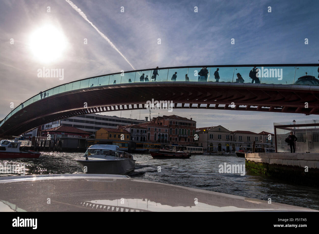 Menschen überqueren die Ponte della Costituzione über den Canal Grande in Venedig, Italien. Stockfoto