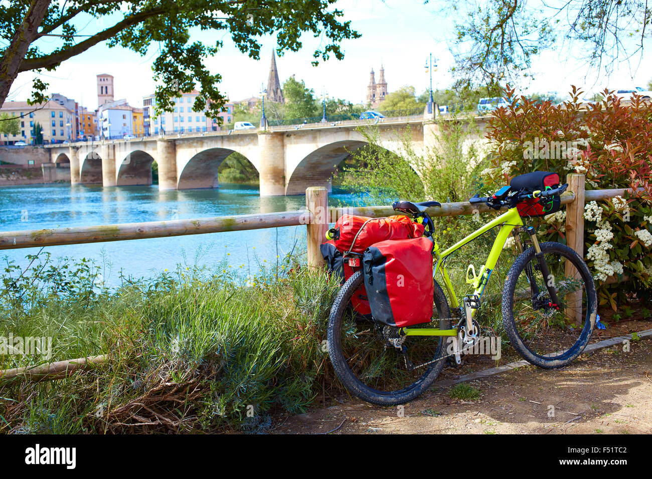 Biken in Logrono Brücke Fluss Ebro in Spanien Jakobsweg Stockfoto