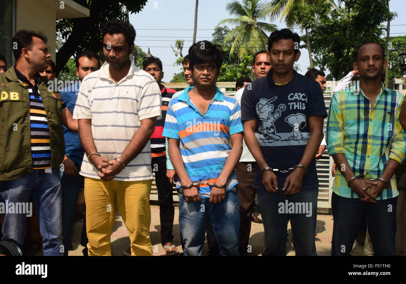 Dhaka, Bangladesch. 26. Oktober 2015. Bangladesch-Polizei escort Minhajul Abedin Russel (L), Shakhawat Hossain (2L), Russel Chowdhury (2R) und Tamjid Ahmed Rubel (L), nachdem sie über den Mord an italienischer Staatsbürger Cesare Tavella in Dhaka am 26. Oktober 2015 verhaftet wurden. Italienischer Staatsbürger Cesare Tavella wurde am 28. September von bewaffneten Verbrecher in der Hauptstadt Gulshan diplomatische Zone erschossen. Bildnachweis: Zakir Hossain Chowdhury Zakir/Alamy Live-Nachrichten Stockfoto