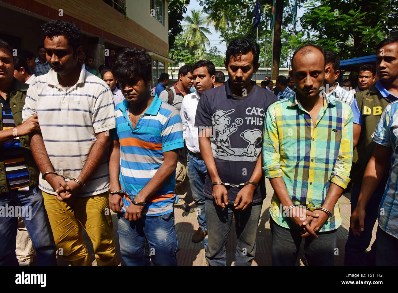 Dhaka, Bangladesch. 26. Oktober 2015. Bangladesch-Polizei escort Minhajul Abedin Russel (L), Shakhawat Hossain (2L), Russel Chowdhury (2R) und Tamjid Ahmed Rubel (L), nachdem sie über den Mord an italienischer Staatsbürger Cesare Tavella in Dhaka am 26. Oktober 2015 verhaftet wurden. Italienischer Staatsbürger Cesare Tavella wurde am 28. September von bewaffneten Verbrecher in der Hauptstadt Gulshan diplomatische Zone erschossen. Bildnachweis: Zakir Hossain Chowdhury Zakir/Alamy Live-Nachrichten Stockfoto