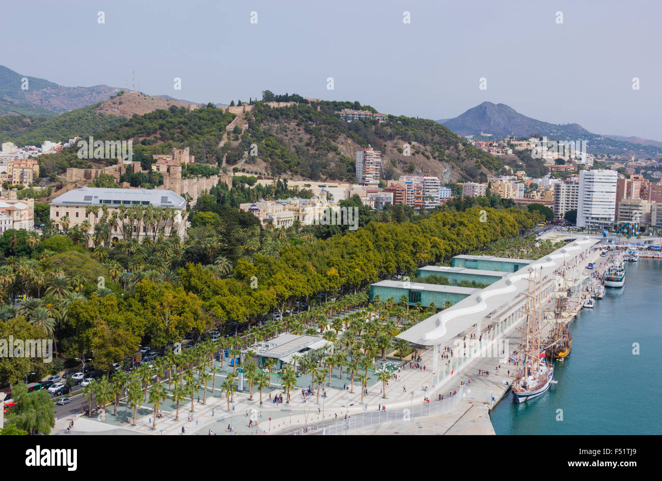Málaga, Costa Del Sol, Provinz Malaga, Andalusien, Südspanien. Hohen Blick über den Hafen, Muelle Uno Stockfoto