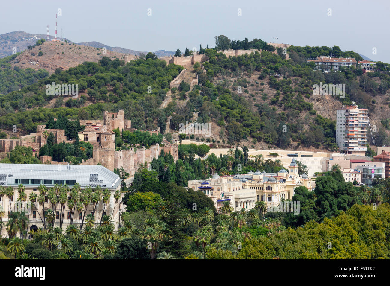 Málaga, Costa Del Sol, Provinz Malaga, Andalusien, Südspanien.  Luftbild von der Alcazaba und Burg Gibralfaro Stockfoto