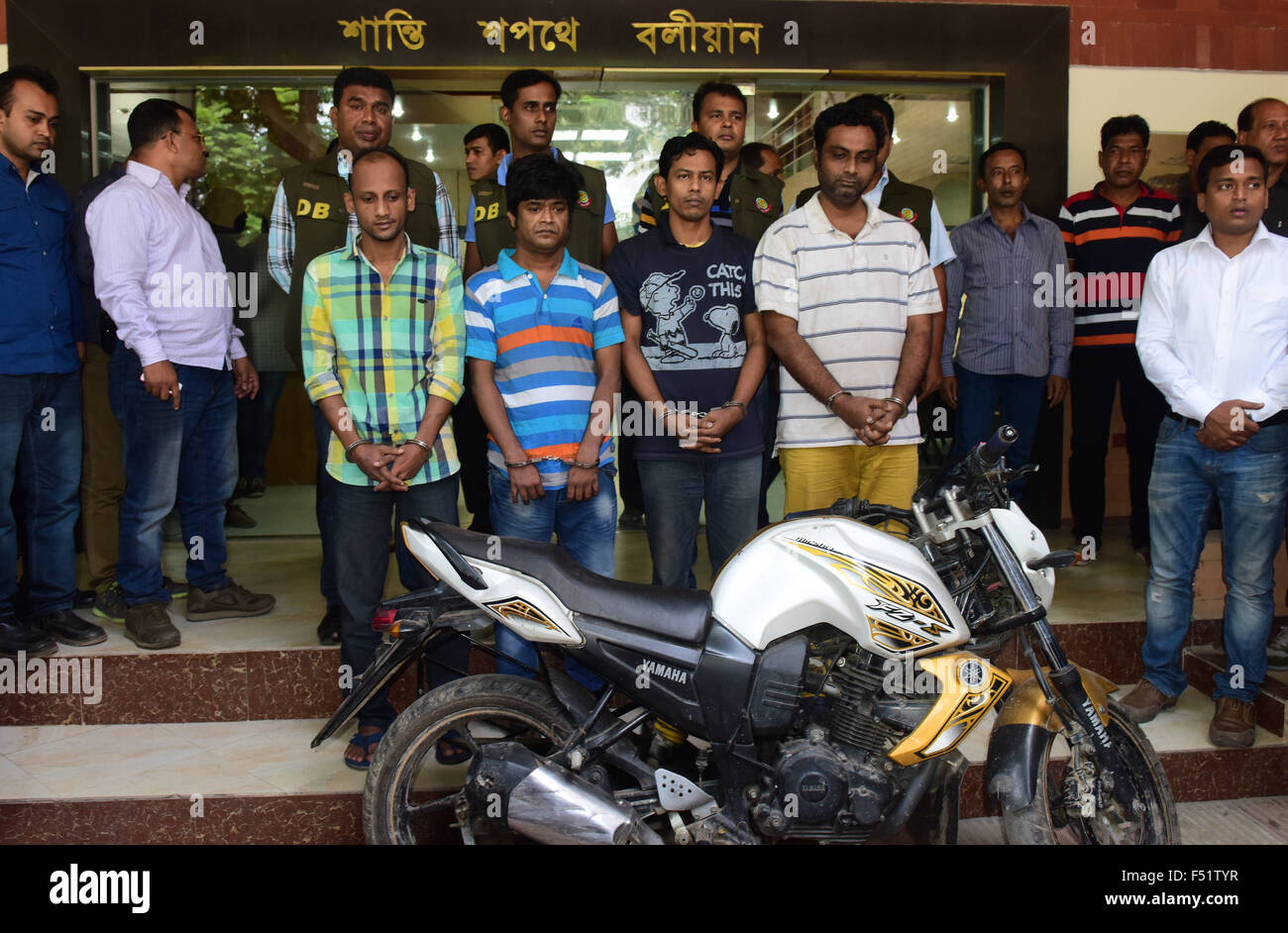 Dhaka, Bangladesch. 26. Oktober 2015. Bangladesch-Polizei escort Minhajul Abedin Russel (R), Russel Chowdhury (2R), Shakhawat Hossain (2 L) und Tamjid Ahmed Rubel (L), nachdem sie über den Mord an italienischer Staatsbürger Cesare Tavella in Dhaka am 26. Oktober 2015 verhaftet wurden. Italienischer Staatsbürger Cesare Tavella wurde am 28. September von bewaffneten Verbrecher in der Hauptstadt Gulshan diplomatische Zone erschossen. Bildnachweis: Zakir Hossain Chowdhury Zakir/Alamy Live-Nachrichten Stockfoto