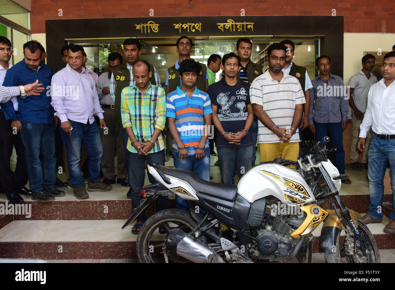 Dhaka, Bangladesch. 26. Oktober 2015. Bangladesch-Polizei escort Minhajul Abedin Russel (R), Russel Chowdhury (2R), Shakhawat Hossain (2 L) und Tamjid Ahmed Rubel (L), nachdem sie über den Mord an italienischer Staatsbürger Cesare Tavella in Dhaka am 26. Oktober 2015 verhaftet wurden. Italienischer Staatsbürger Cesare Tavella wurde am 28. September von bewaffneten Verbrecher in der Hauptstadt Gulshan diplomatische Zone erschossen. Bildnachweis: Zakir Hossain Chowdhury Zakir/Alamy Live-Nachrichten Stockfoto