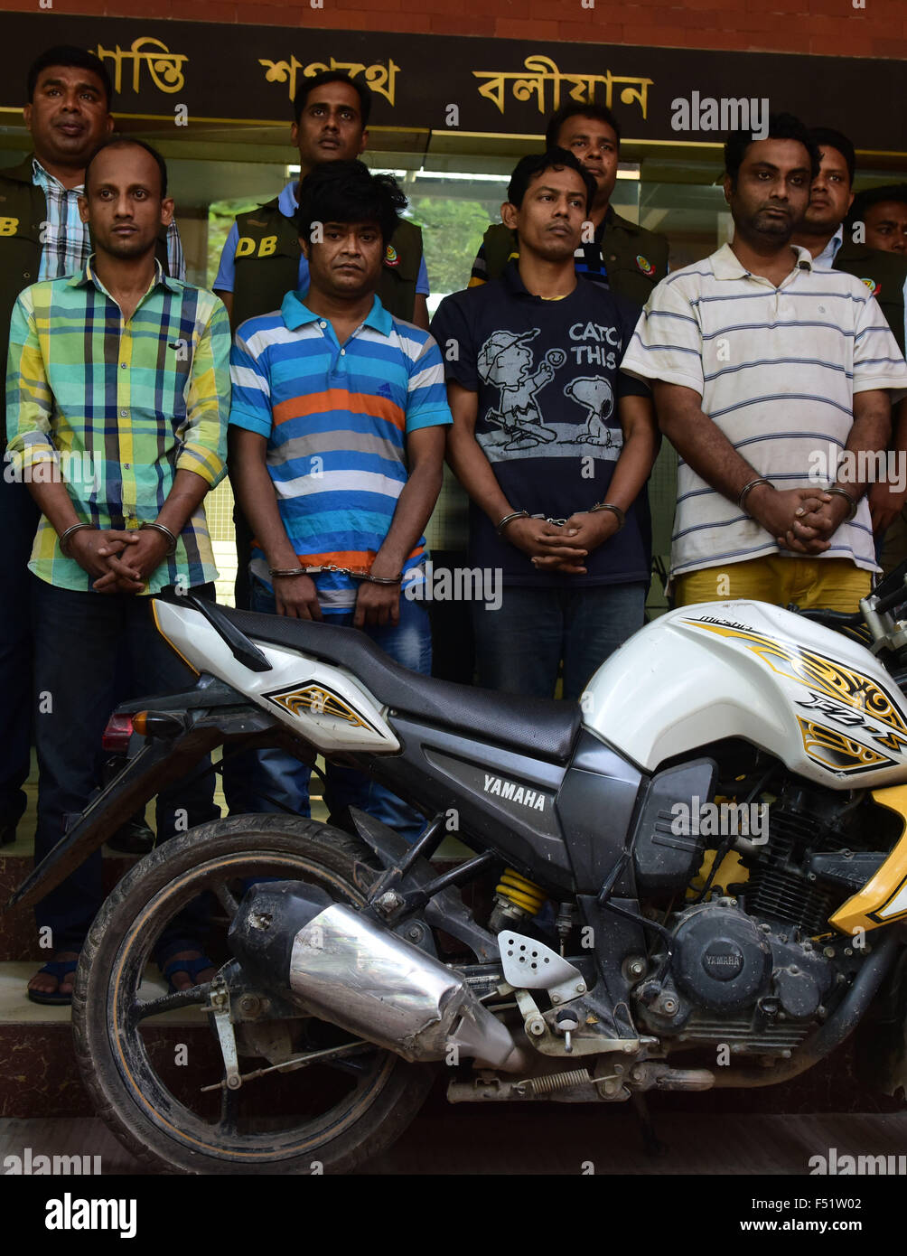 Dhaka, Bangladesch. 26. Oktober 2015. Bangladesch-Polizei escort Minhajul Abedin Russel (R), Russel Chowdhury (2R), Shakhawat Hossain (2 L) und Tamjid Ahmed Rubel (L), nachdem sie über den Mord an italienischer Staatsbürger Cesare Tavella in Dhaka am 26. Oktober 2015 verhaftet wurden. Italienischer Staatsbürger Cesare Tavella wurde am 28. September von bewaffneten Verbrecher in der Hauptstadt Gulshan diplomatische Zone erschossen. Bildnachweis: Zakir Hossain Chowdhury Zakir/Alamy Live-Nachrichten Stockfoto