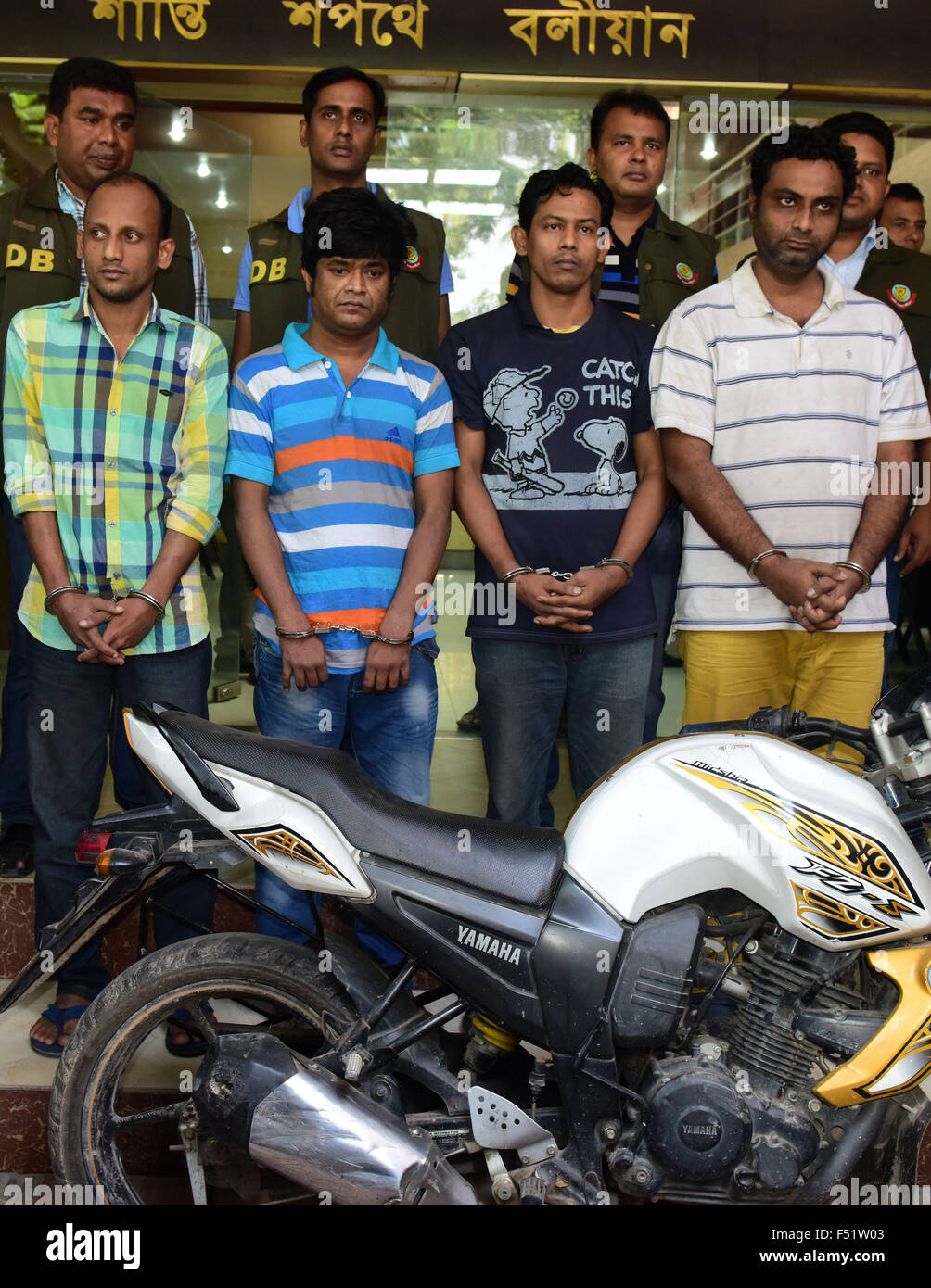 Dhaka, Bangladesch. 26. Oktober 2015. Bangladesch-Polizei escort Minhajul Abedin Russel (R), Russel Chowdhury (2R), Shakhawat Hossain (2 L) und Tamjid Ahmed Rubel (L), nachdem sie über den Mord an italienischer Staatsbürger Cesare Tavella in Dhaka am 26. Oktober 2015 verhaftet wurden. Italienischer Staatsbürger Cesare Tavella wurde am 28. September von bewaffneten Verbrecher in der Hauptstadt Gulshan diplomatische Zone erschossen. Bildnachweis: Zakir Hossain Chowdhury Zakir/Alamy Live-Nachrichten Stockfoto