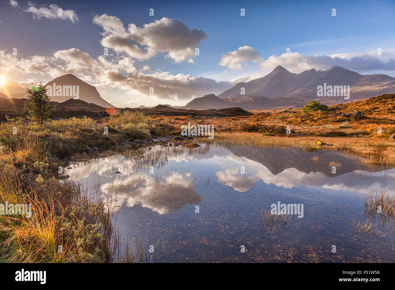 Die Cullins, Herbst, bei Sonnenaufgang, spiegelt sich in einer Lache des Wassers, Isle Of Skye, innere Hebriden, Highland, Schottland, UK Stockfoto