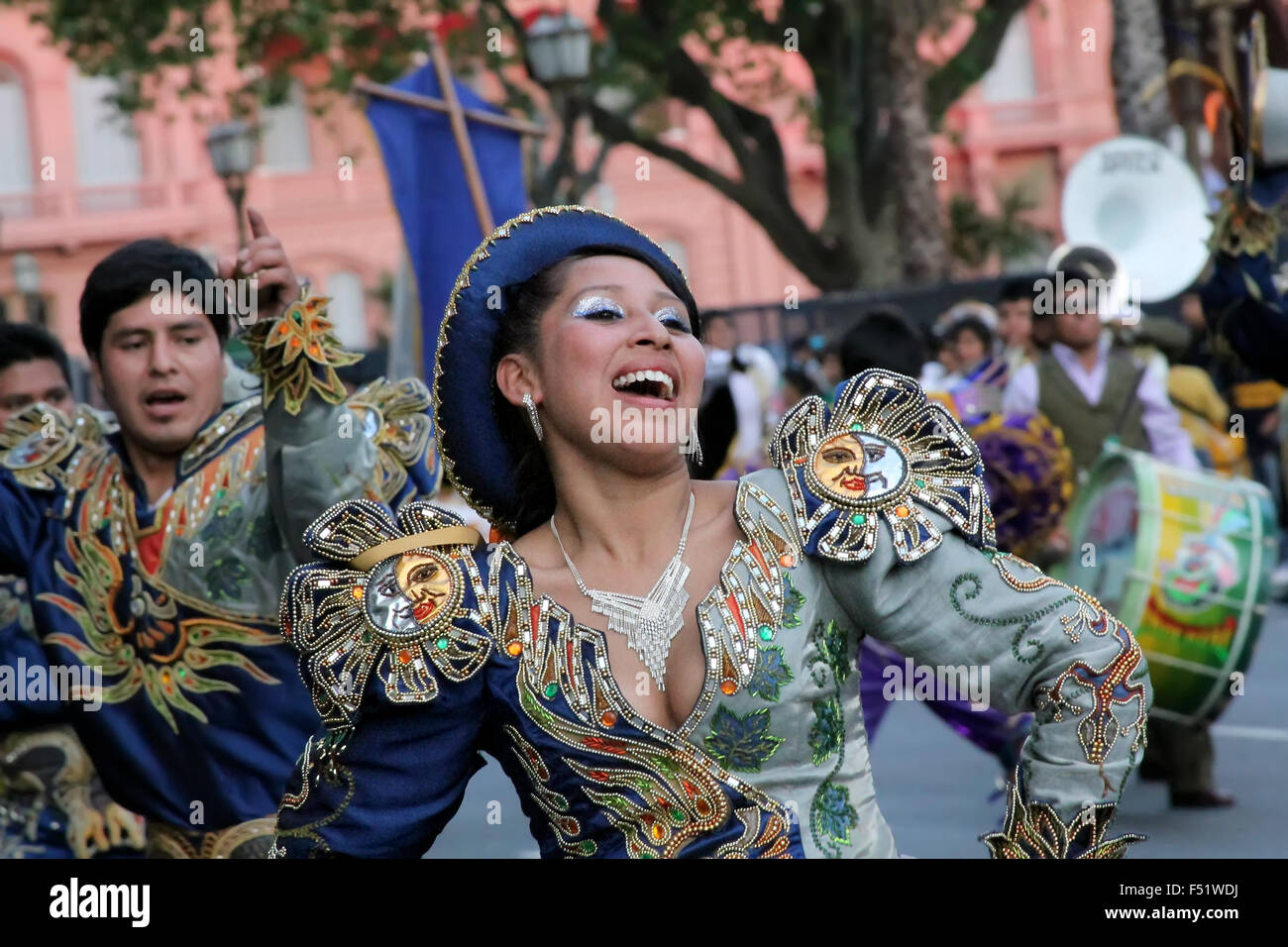 Bolivianische Migranten in Argentinien feiern die Virgen de Copacabana der Schutzpatron von Bolivien in Trachten und Tänze Stockfoto