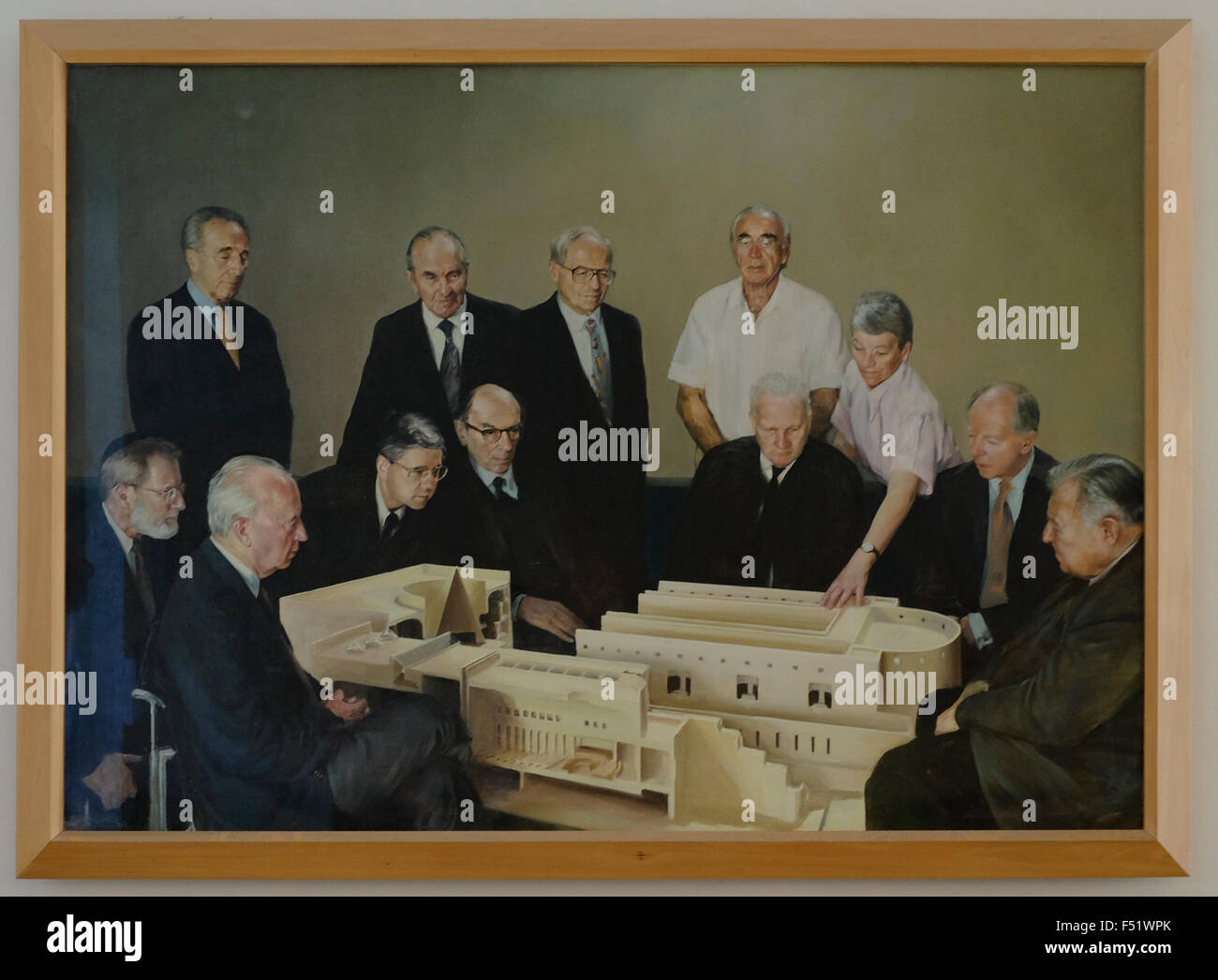 Gemälde, das Rothschild und israelische Führer mit einem maßstabsgemaßten Modell des Gebäudes des Obersten Gerichtshofs zeigt, das in der Eingangslobby des Obersten Gerichtsgebäudes von Israel in West-Jerusalem, Israel, ausgestellt ist Stockfoto