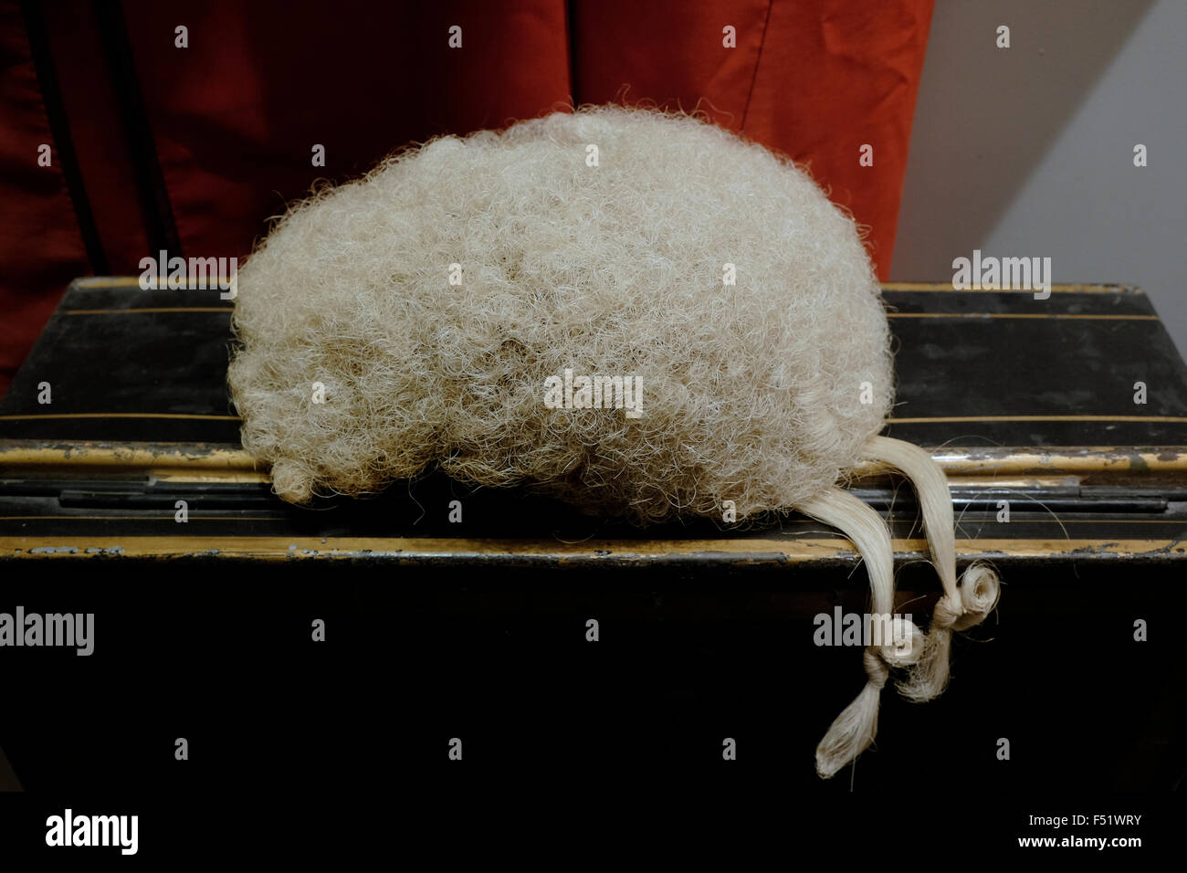 Eine alte kurze Perücke getragen vor Gericht durch Anwälte und Richter in mehreren Ländern des Commonwealth angezeigt innerhalb der oberste Gerichtshof Israels Gebäude in West-Jerusalem, Israel Stockfoto
