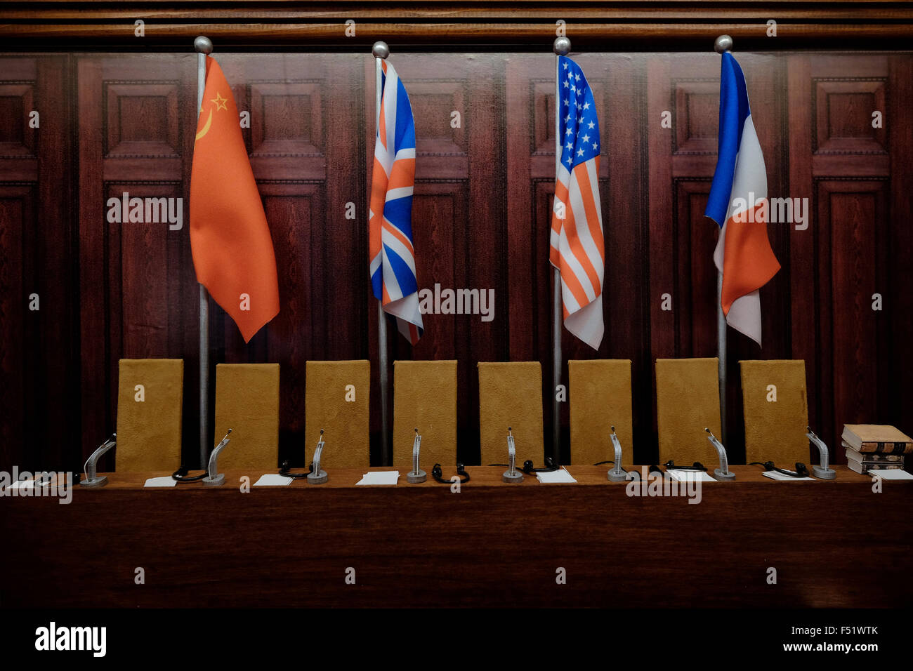 Ein maßstabsgetreues Modell des Gerichtssaals von Nürnberger Gerichtsverfahren, das durchgeführt wurde, um Nazi-Kriegsverbrecher vor Gericht zu bringen, im Gebäude des Obersten Gerichtshofs Israels in West-Jerusalem, Israel Stockfoto