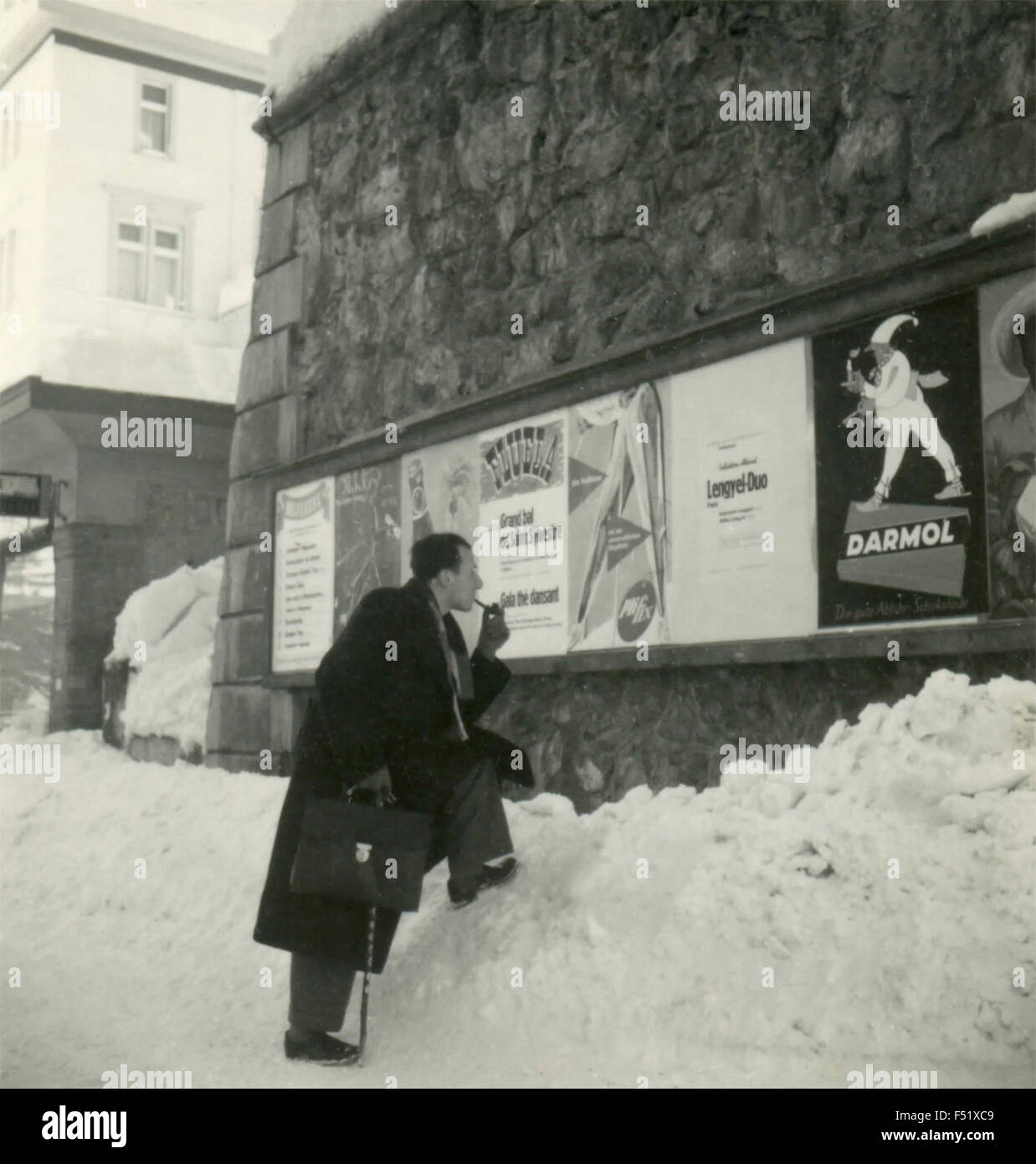 Ein Mann liest die Plakate angebracht, Frankreich Stockfoto